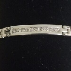 Unisex Silver Link Bracelet With A Decorative Bar Set In Cubic Zirconia Stones